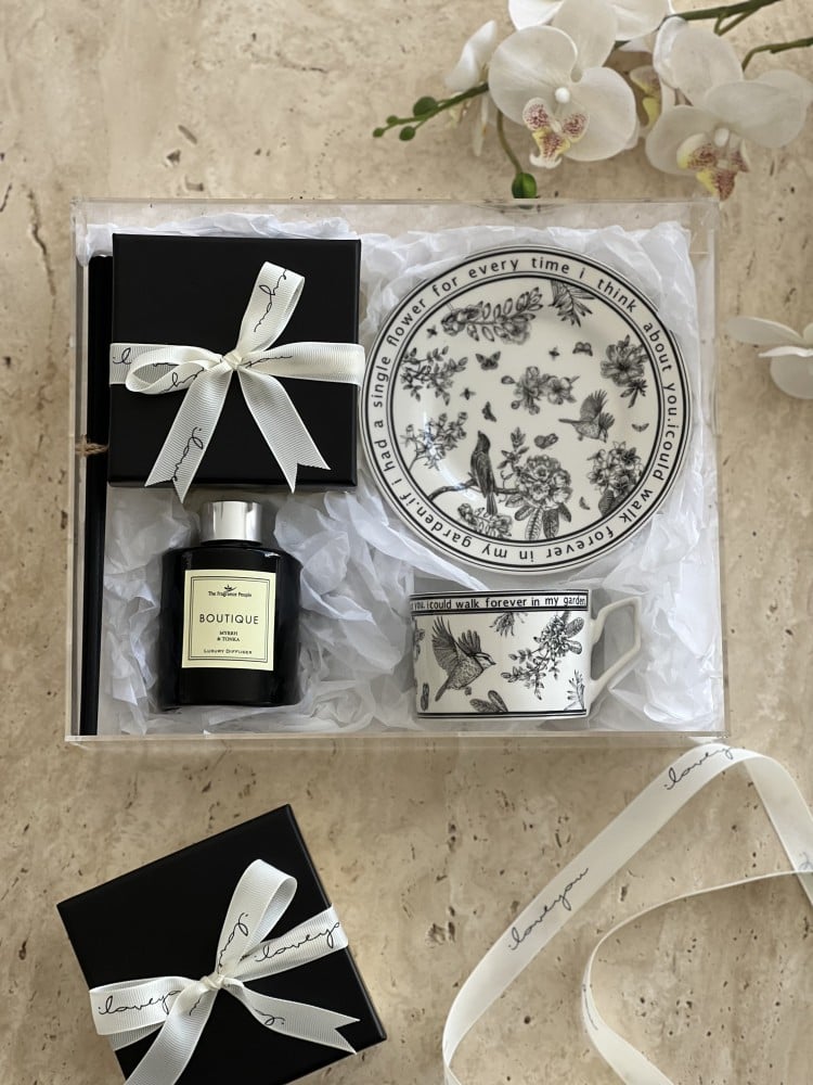 هديه انيقه مكونه من اعواد تعطير ومعطر وكوب وشوكولاته هنوفريان ( داخل الرياض فقط )