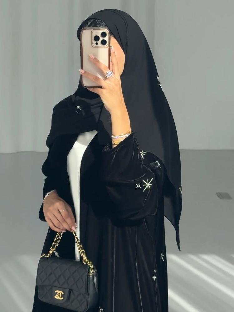 عبايه مخمل ملكي مع طرحة مطرزة