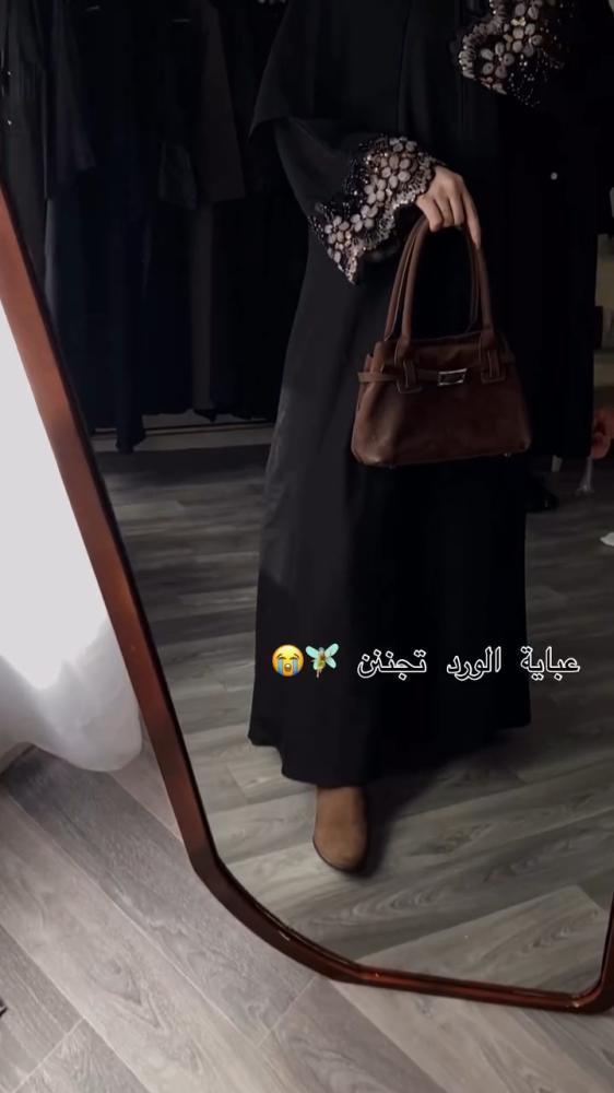 عباية سوداء بتطريز زهور ملون على الأكمام