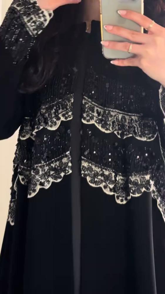 عباية سوداء كلاسيكية بتطريز دانتيل فاخر على الأكمام