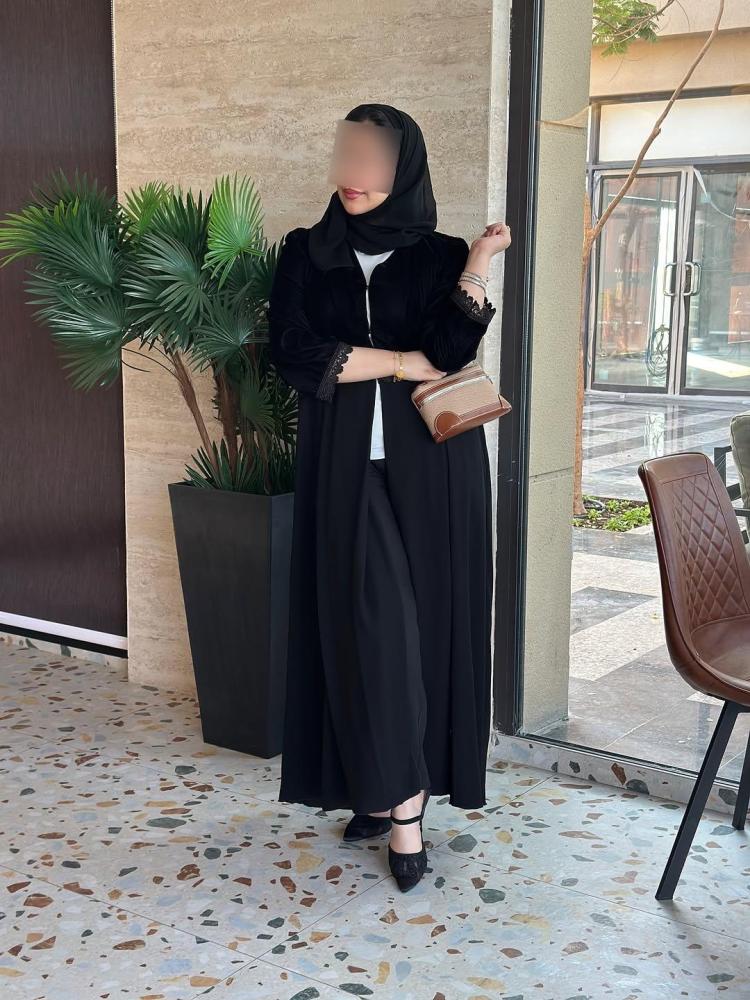 عبايه مخمل وكريب ملكي