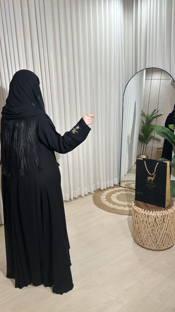 عبايه شيفوانات زايدة مع الاكتاف وتطريز عل الكم