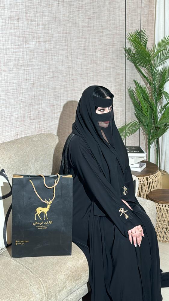 عبايه شيفوانات زايدة مع الاكتاف وتطريز عل الكم