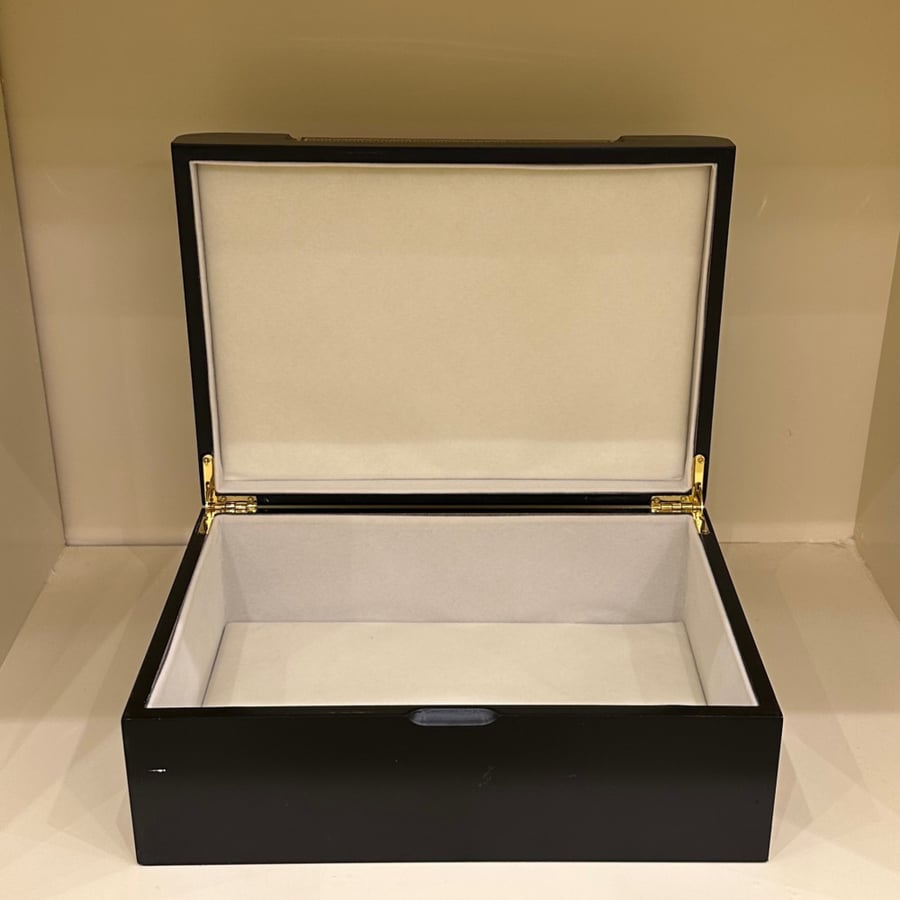 A box of one kilogram of luxurious oud