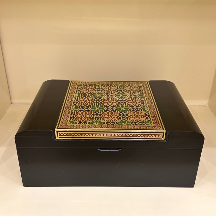 A box of one kilogram of luxurious oud