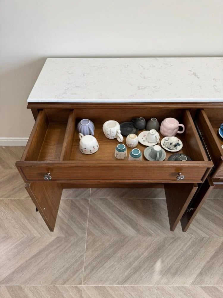 ركن قهوه او طاوله بوفيه خشب طبيعي بسطح رخام صناعي نسيج الخشب