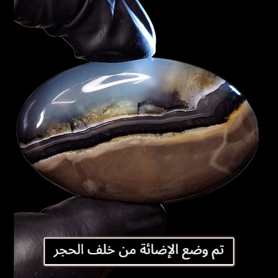 نوادر تحفة من حجر عقيق حجم راهي يتغير لونه تحت اضائة UV طبيعي موثق مفح