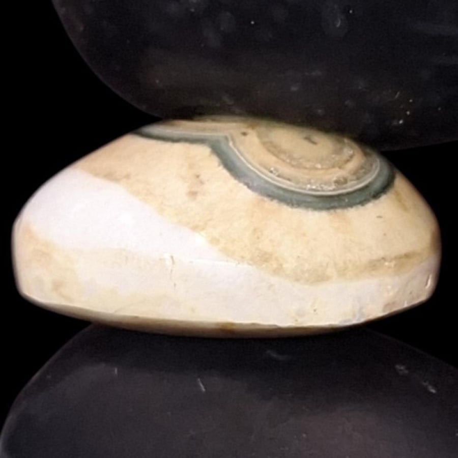 حجر عقيق داؤدي اليمن بتداخل الالوان جميل طبيعي حجم صغير