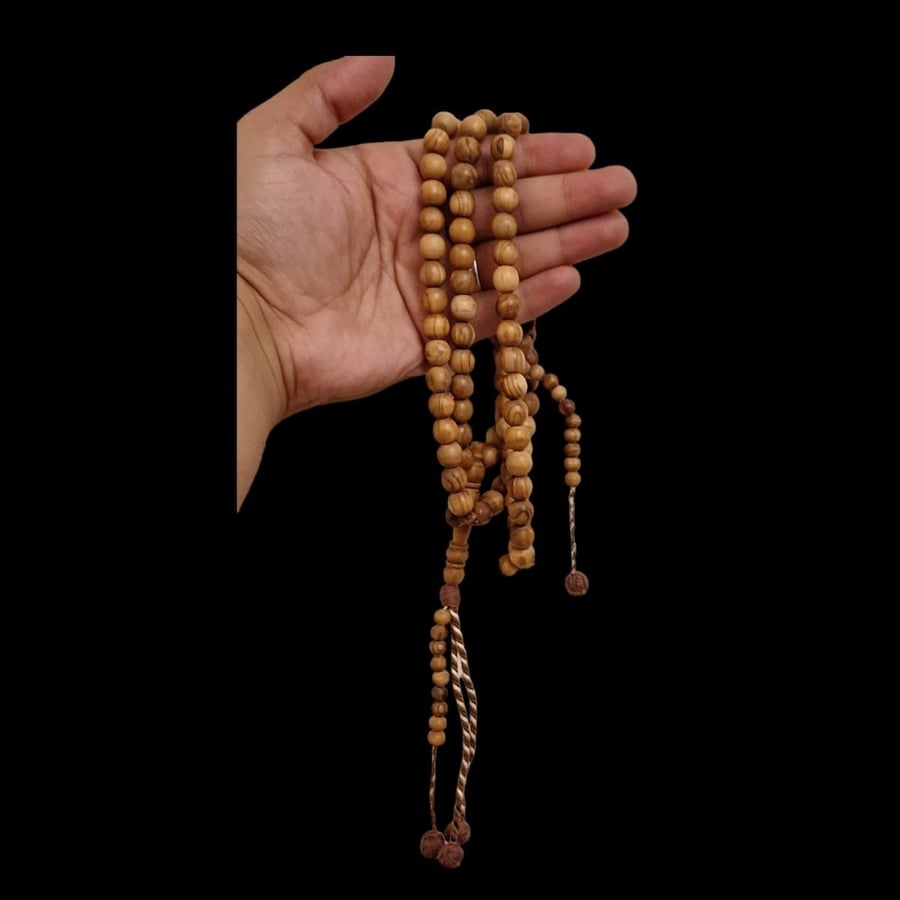 سبحه من خشب الزيتون مع عداد خراطه جميله للخرز