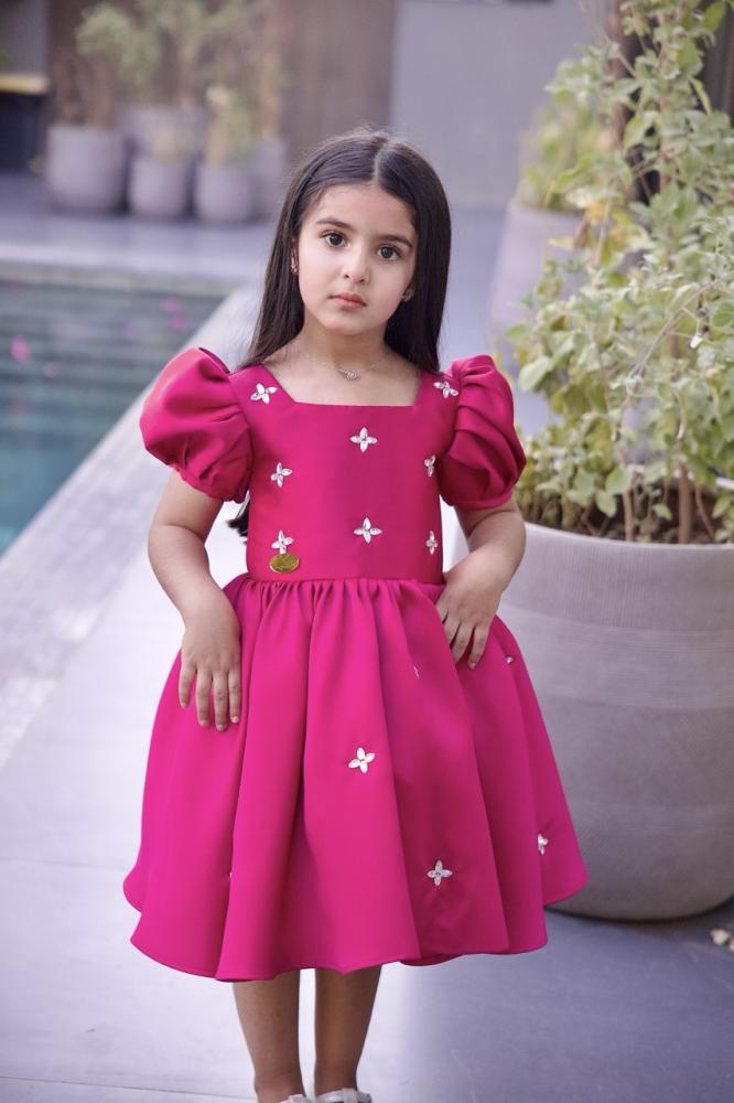 فستان فوشي مزين بالكرستال