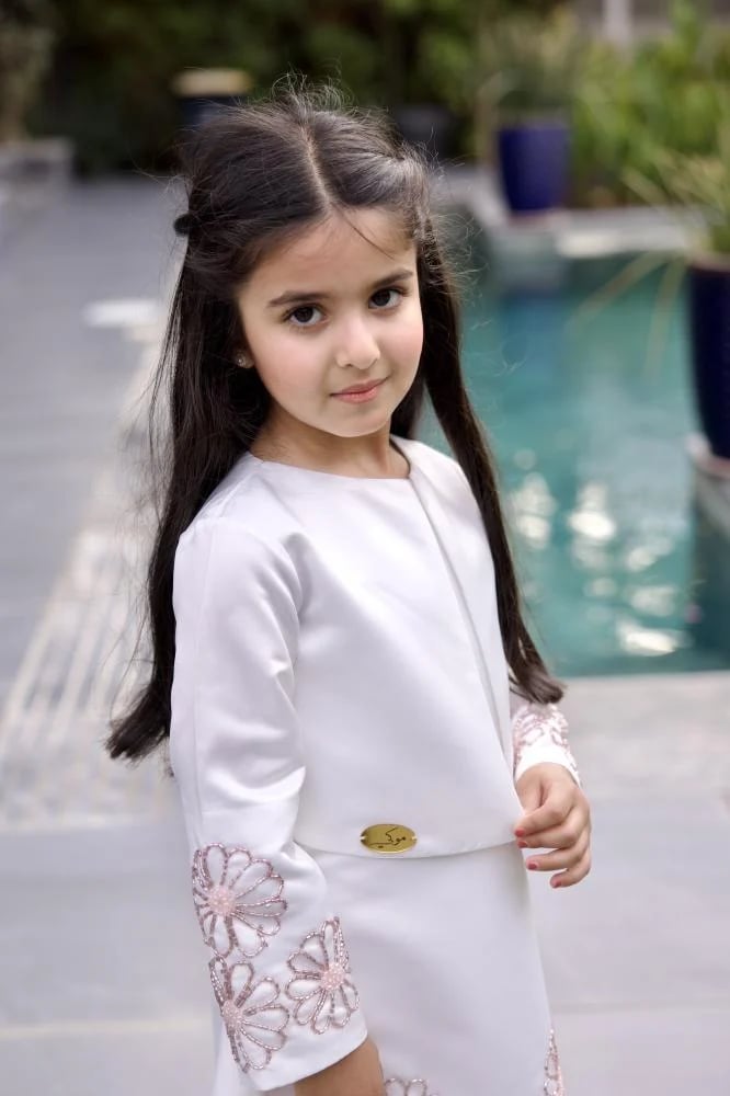 فستان ابيض مع جاكيت مزين بالخرز
