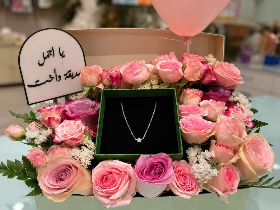 هدية عقد الأحجار المتلألئة مع بوكس ورد وبالون – يوم الصداقة