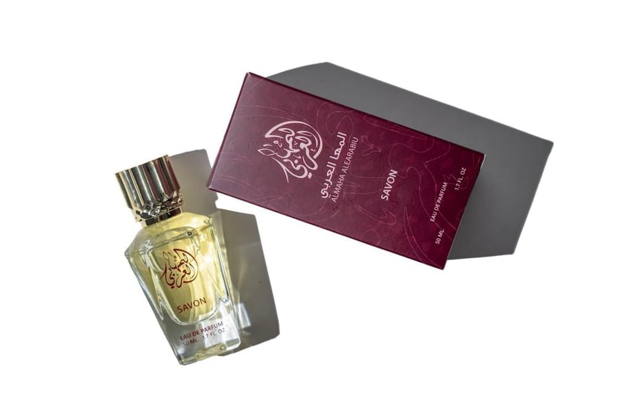 عطر سافون Savon من المها العربي للعطور عطر صابوني نسائي هادئ بمقدمة البرغموت والنيرولي وقلب من اللافندر والياسمين الابيض وزنبق الوادي والالدهيد وقاعدة من المسك الابيض وخشب الصندل وطحلب البلوط والايريس والهليوتروب بلمسة بودرية خفيفة
