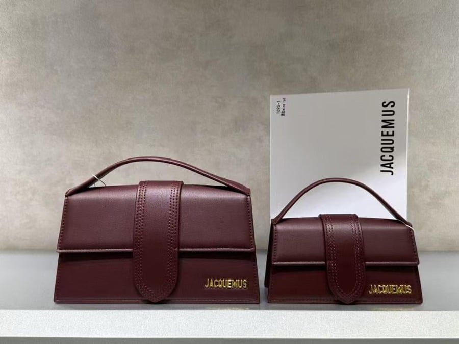 JACQUEMUS جاكيميوس عنابي