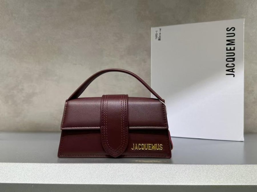 JACQUEMUS جاكيميوس عنابي