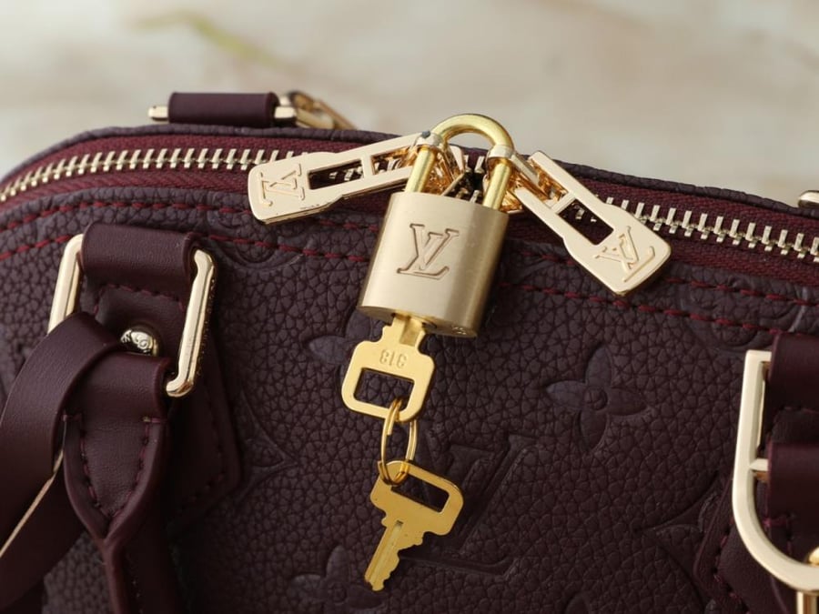 Lv BB alma red wine مطفي