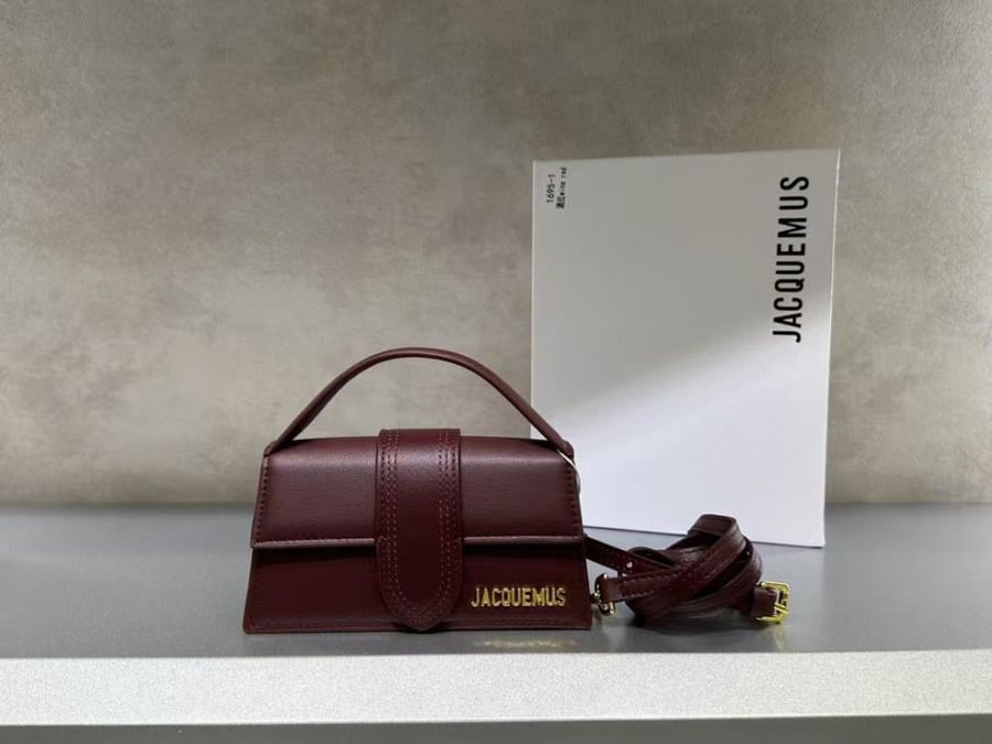JACQUEMUS جاكيميوس عنابي
