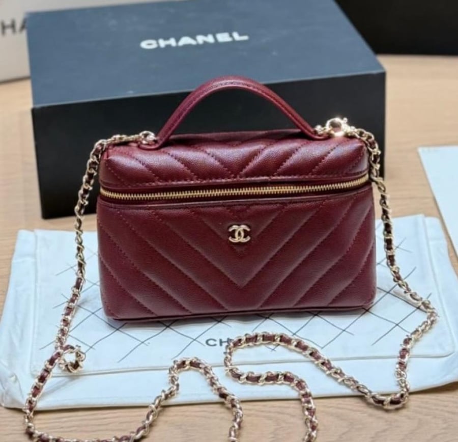 Vanity with chain Chanel