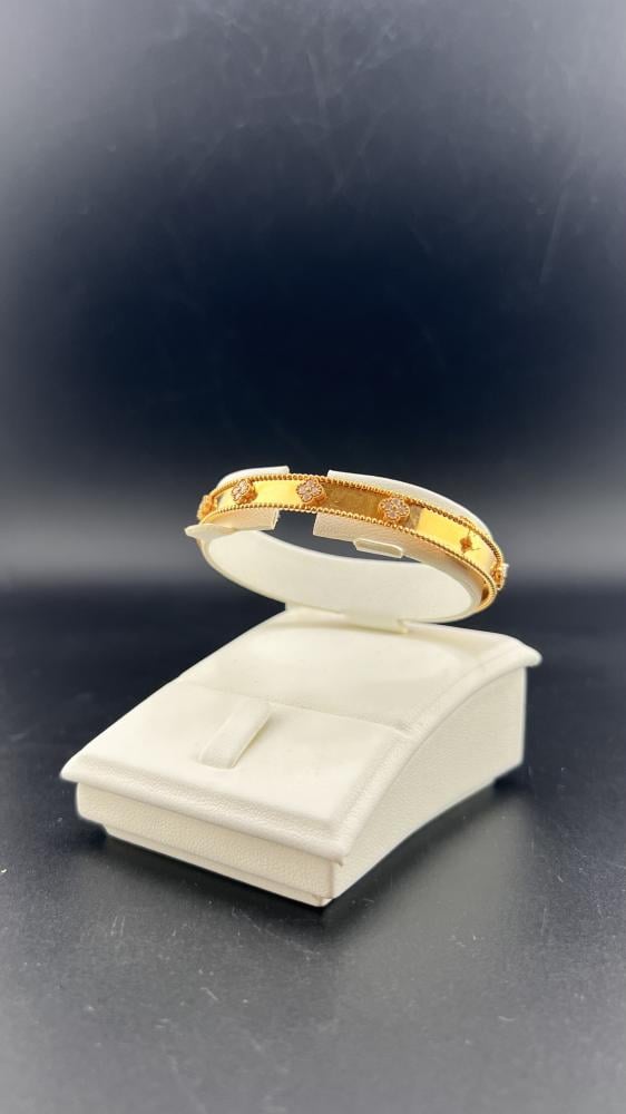 اسوارة ذهب عريضه عيار 21 بتصميم مزخرف وزن 12.96 جرام