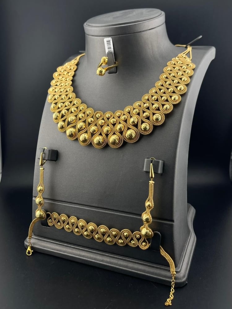 ارقي طقم ذهب للعروس عيار 21 بتصميم فخم وزن 61.99 جرام