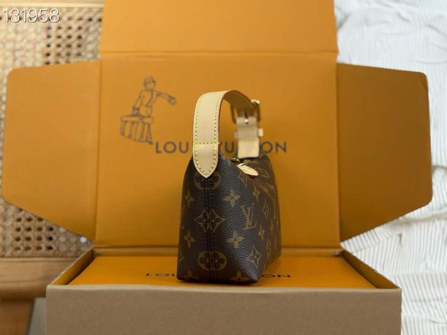 شنطة لوي فيتون بوشيت هيلز 18.5 cm