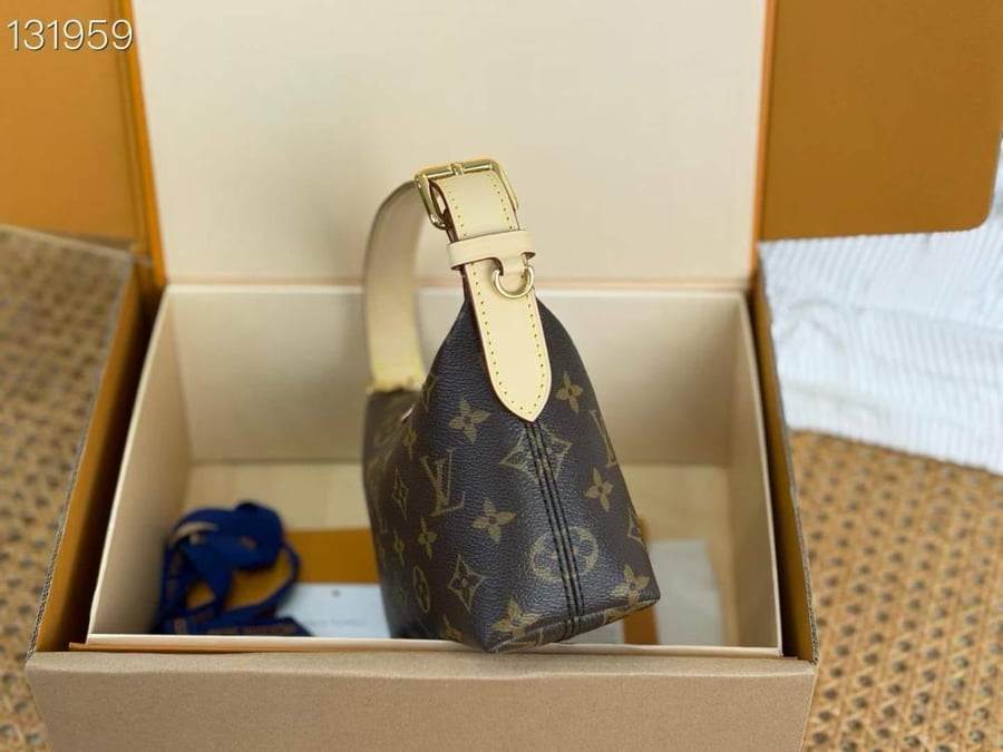شنطة لوي فيتون بوشيت هيلز 18.5 cm