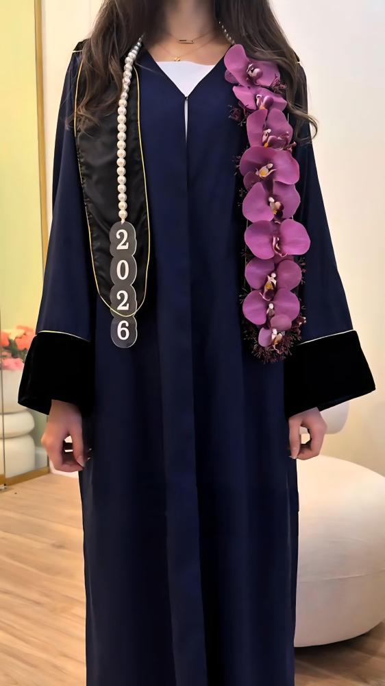 عقد تخرج بالاسم مع الورد