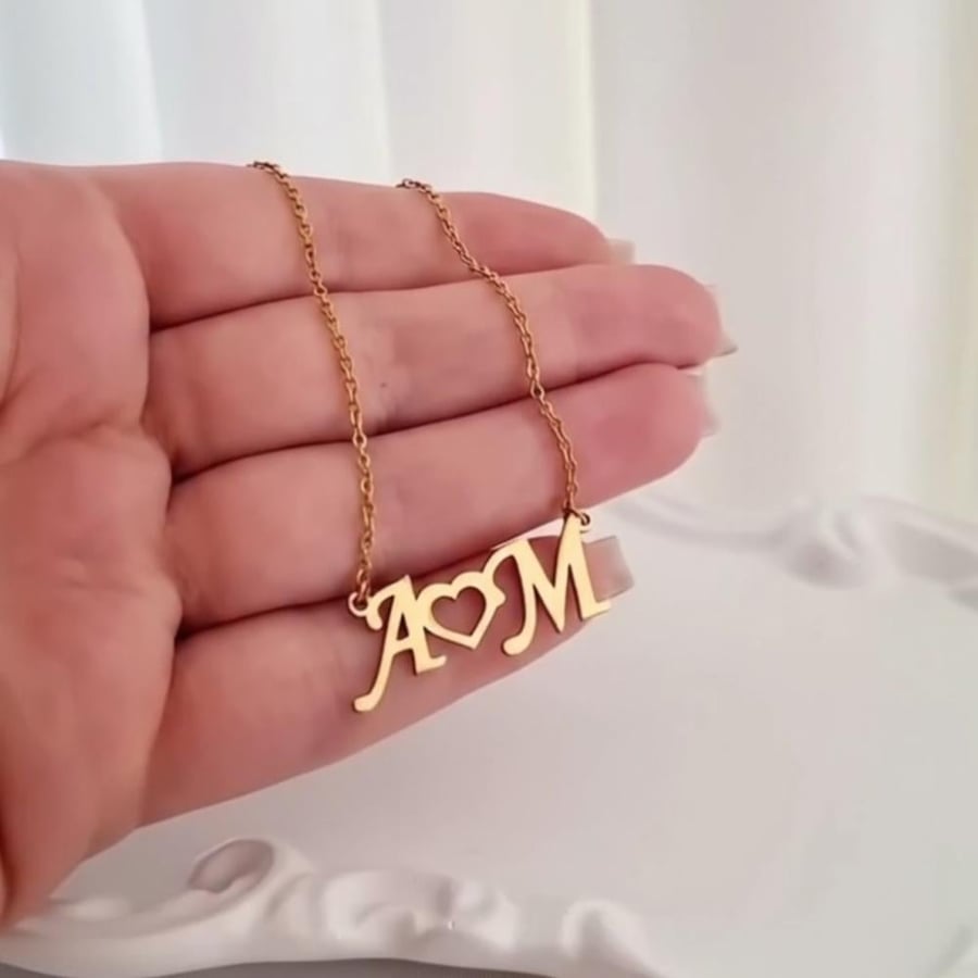 قلادة الحروف الانيقة