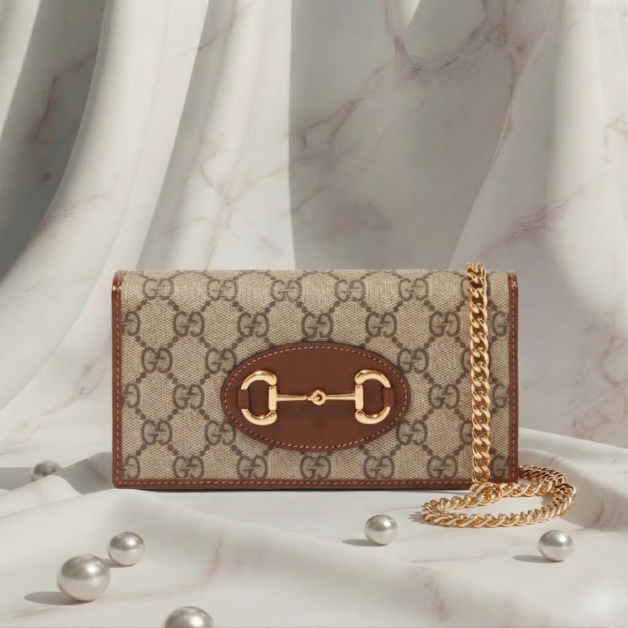 شنطة كروس Gucci - بيج وبني - نمط مونوغرام مع حلية هورسبت