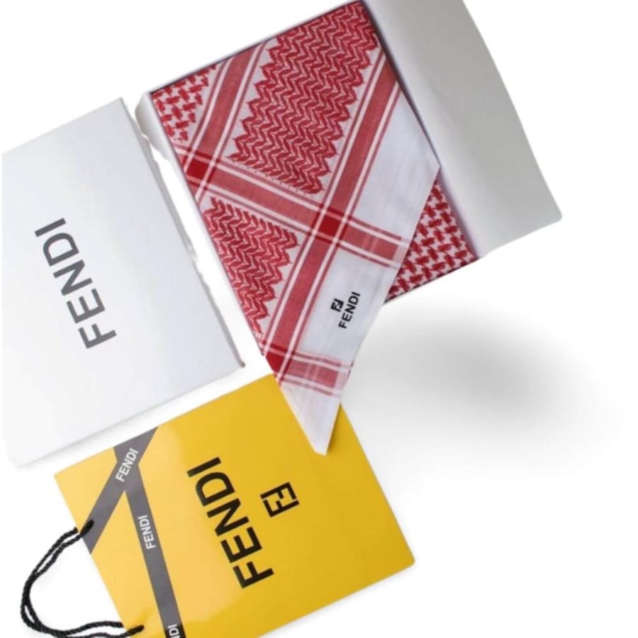 شماغ فندي Fendi مقاس 58 أحمر وأبيض بالملحقات رومانتك شوب الرياض