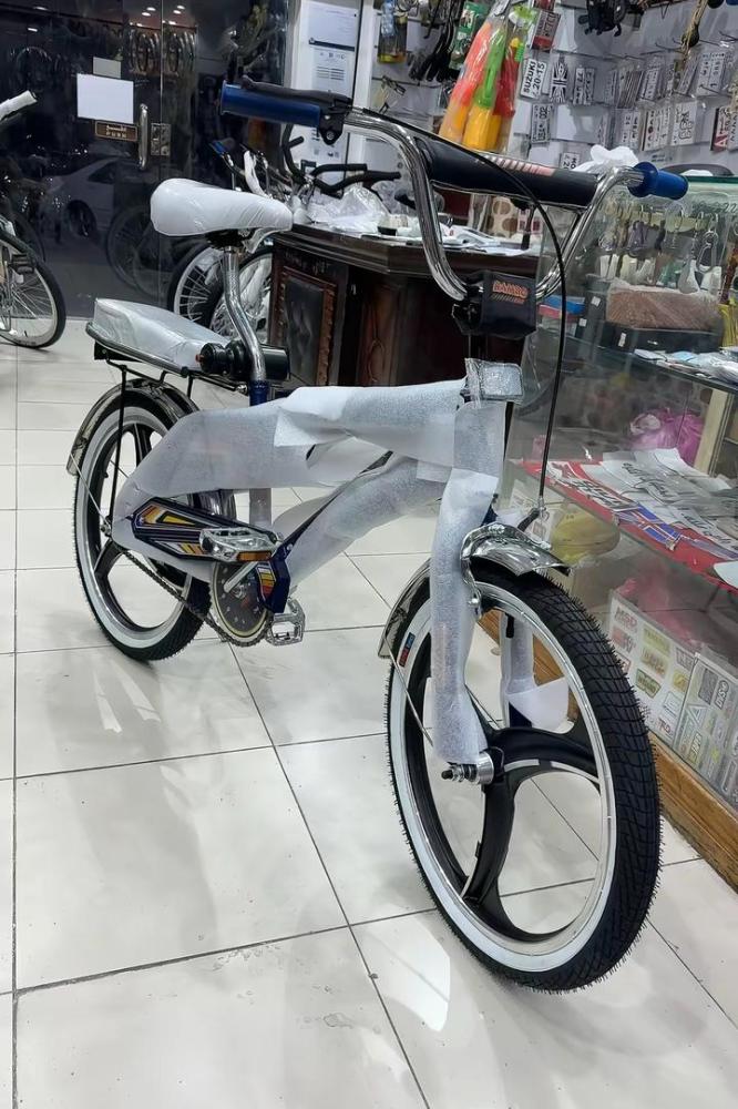 سيكل رامبو كحلي مقاس 20 معدل قطب الإضافات جنوط مروحة كفرات خط ورفرف طويله وبيب مطعوج وتنجيد مرتبة امامية وخلفية
