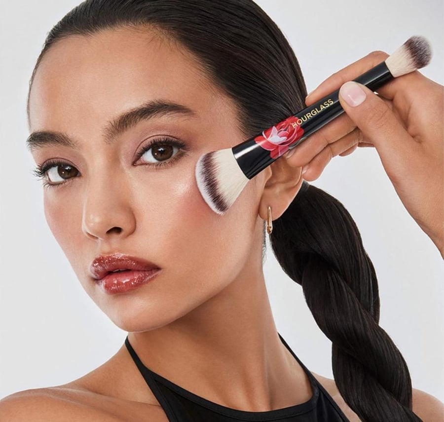 فرشاة التطبيق (Ambient Lighting Edit Brush II) الجديدة بالاصدار المحدود من HOURGLASS
