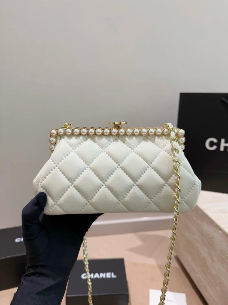 حقيبة Chanel Pearl Chain Clutch