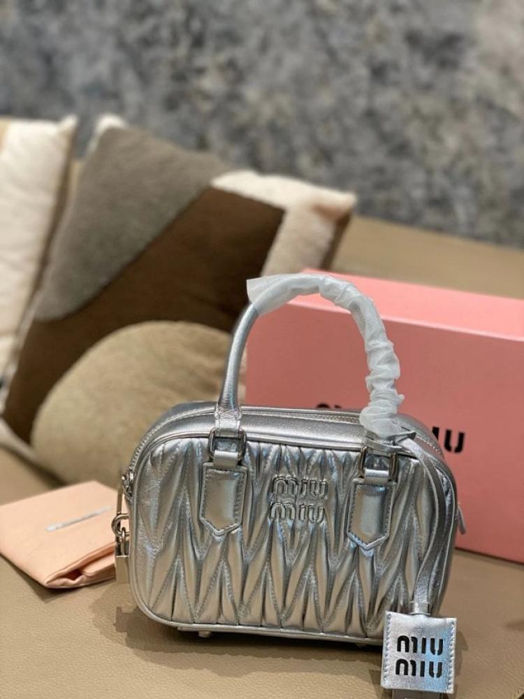 حقيبة Miu Miu Silver Matelassé Leather Bowling