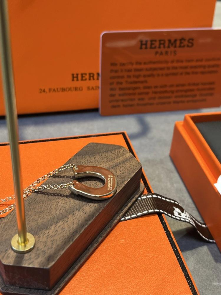 طقم Hermès H-Bangle & Horseshoe Necklace Set