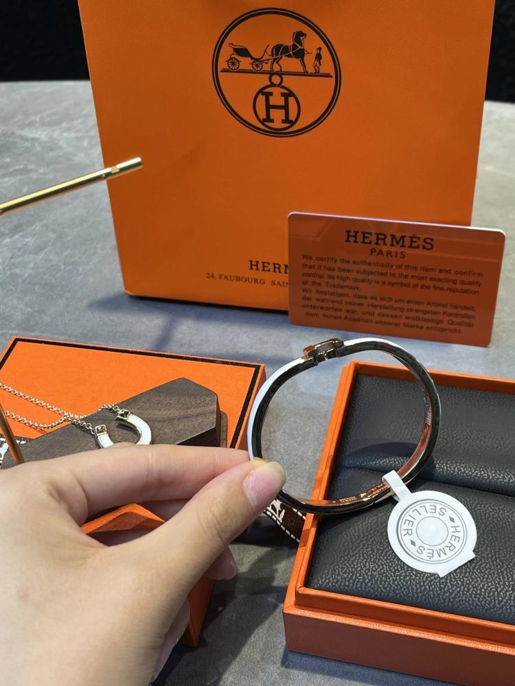 طقم Hermès H-Bangle & Horseshoe Necklace Set