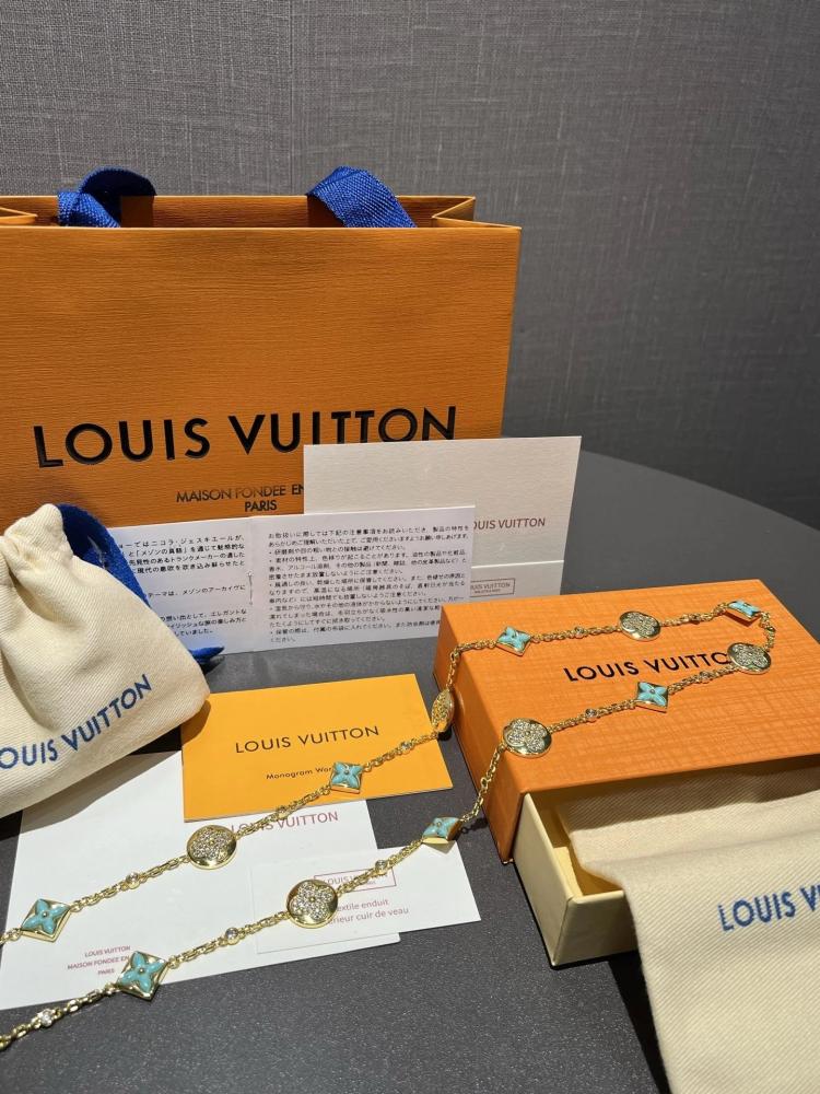 قلادة Louis Vuitton Monogram