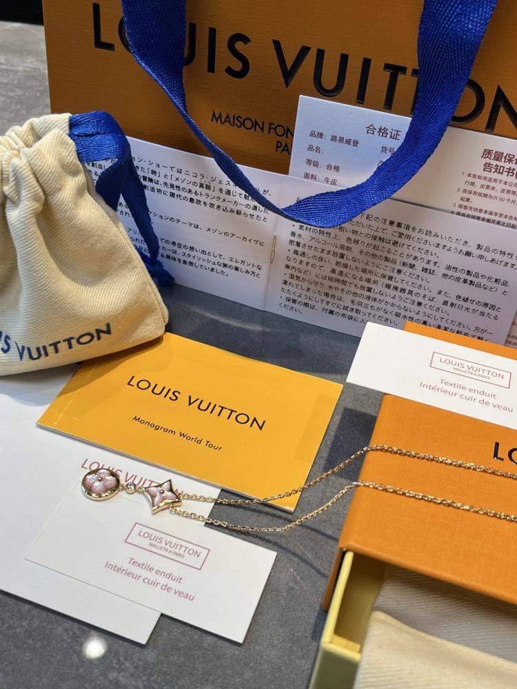 قلادة Louis Vuitton Clover Flower