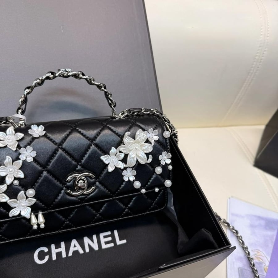 حقيبة Chanel Flower & Pearl Flap