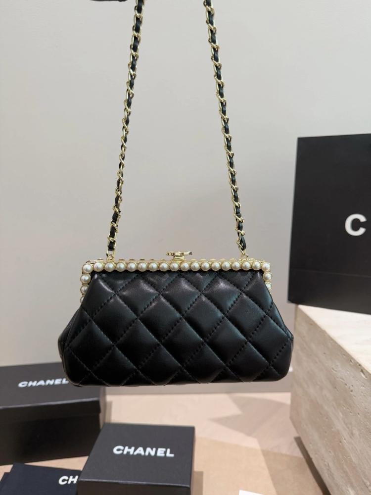حقيبة Chanel Pearl Chain Clutch