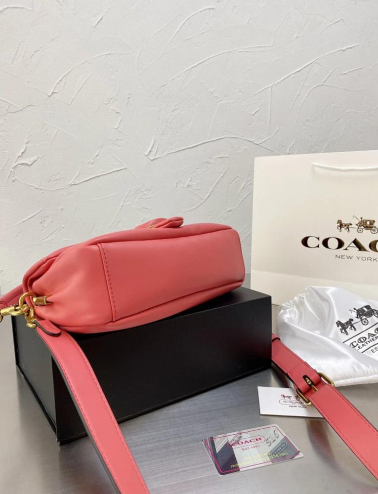 حقيبة COACH Pillow Tabby