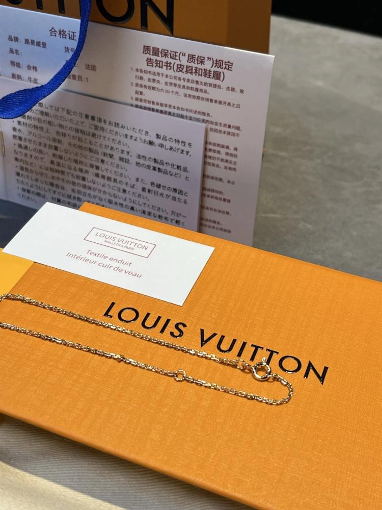 قلادة Louis Vuitton Clover Flower