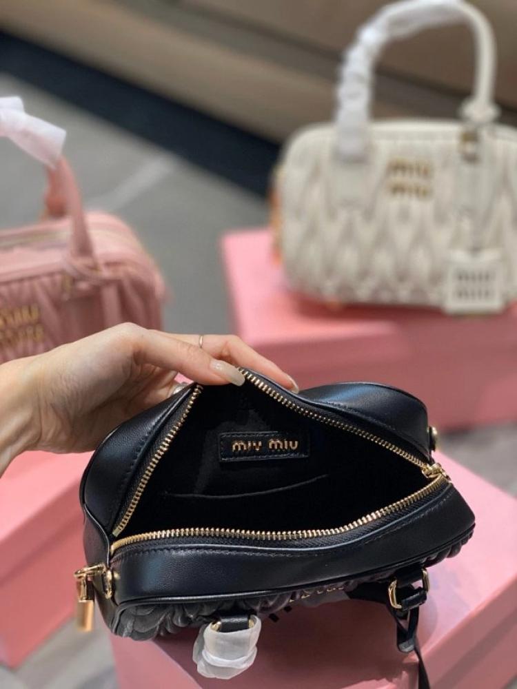 حقيبة Miu Miu Black Matelassé Leather Bowling