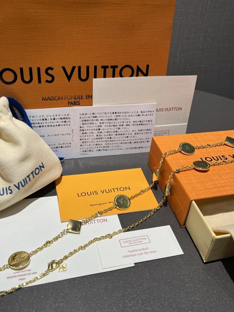 قلادة Louis Vuitton Monogram