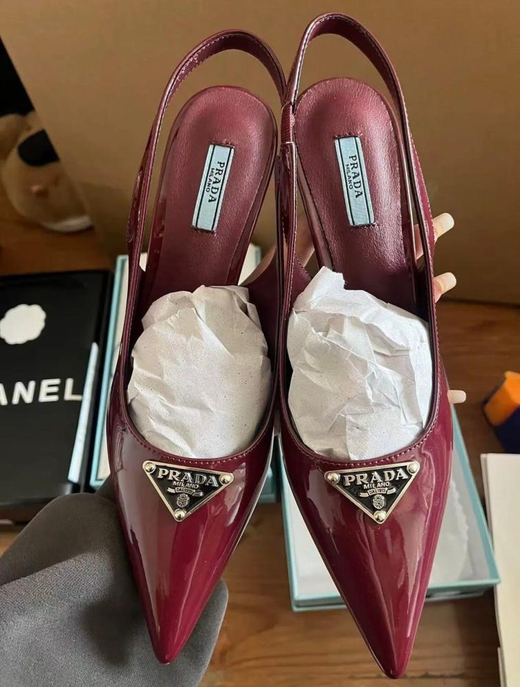 كعب PRADA Patent Leather Slingback Pumps