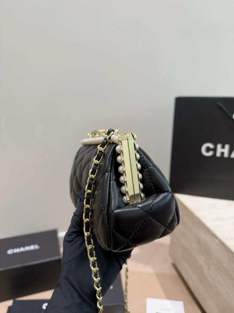 حقيبة Chanel Pearl Chain Clutch