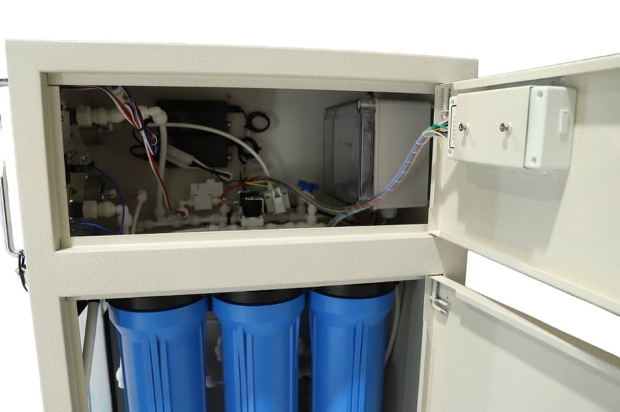 An advanced 3-ton device for restaurants and cafes with a TDS reading screen and a 40-liter external tank