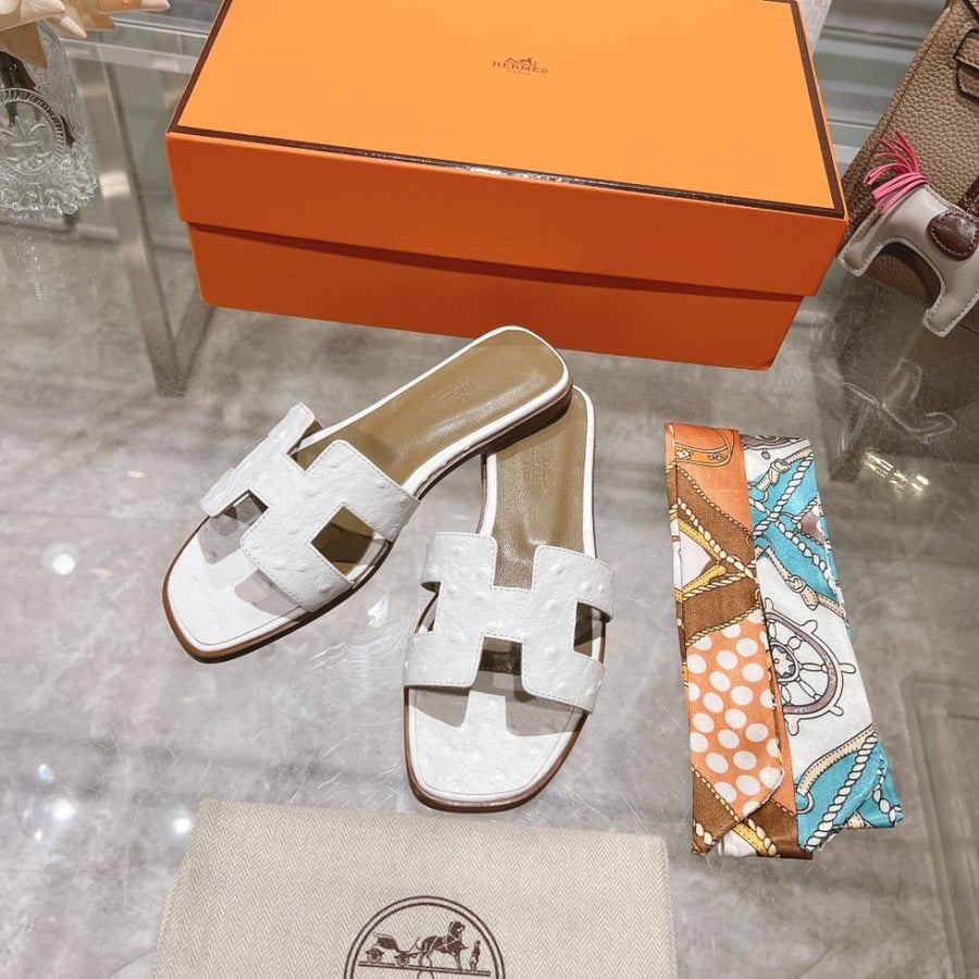 سليبر هيرمز نسائي أبيض | جلد طبيعي فاخر | Hermes Slippers