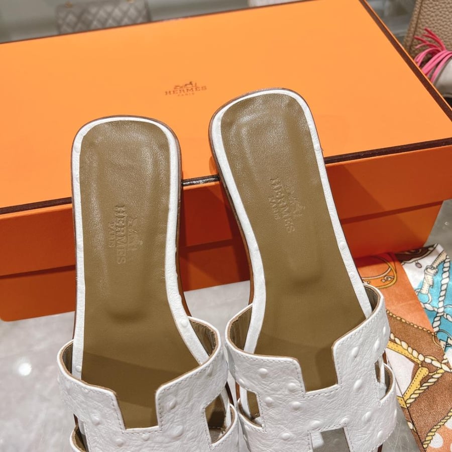 سليبر هيرمز نسائي أبيض | جلد طبيعي فاخر | Hermes Slippers