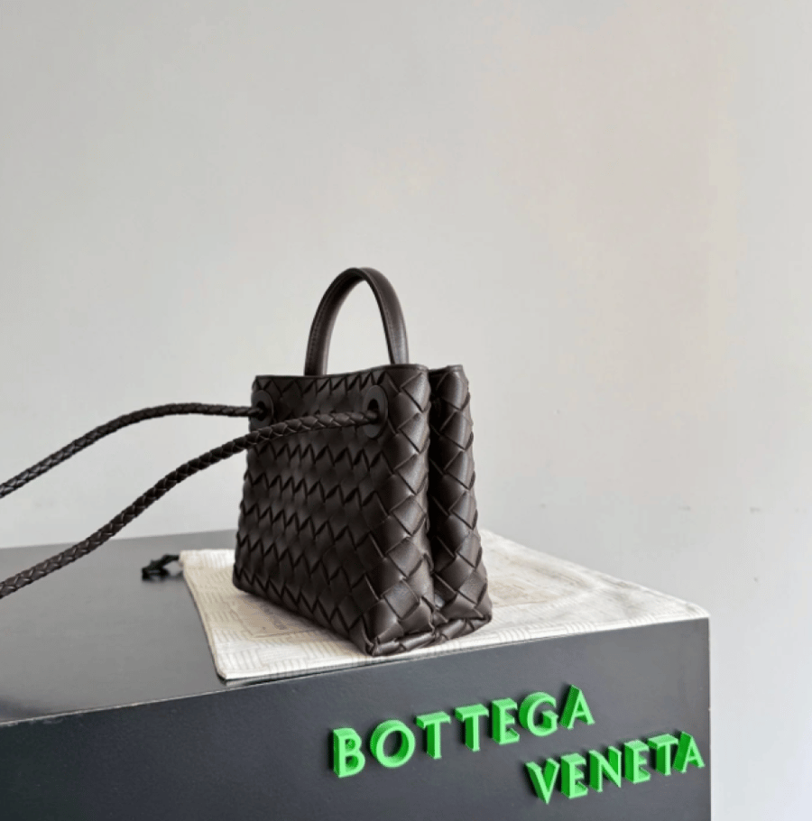 Mini Bottega Veneta bag - classic brown color